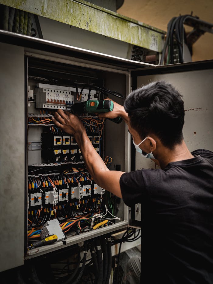 Électricien qui intervient sur une armoire électrique